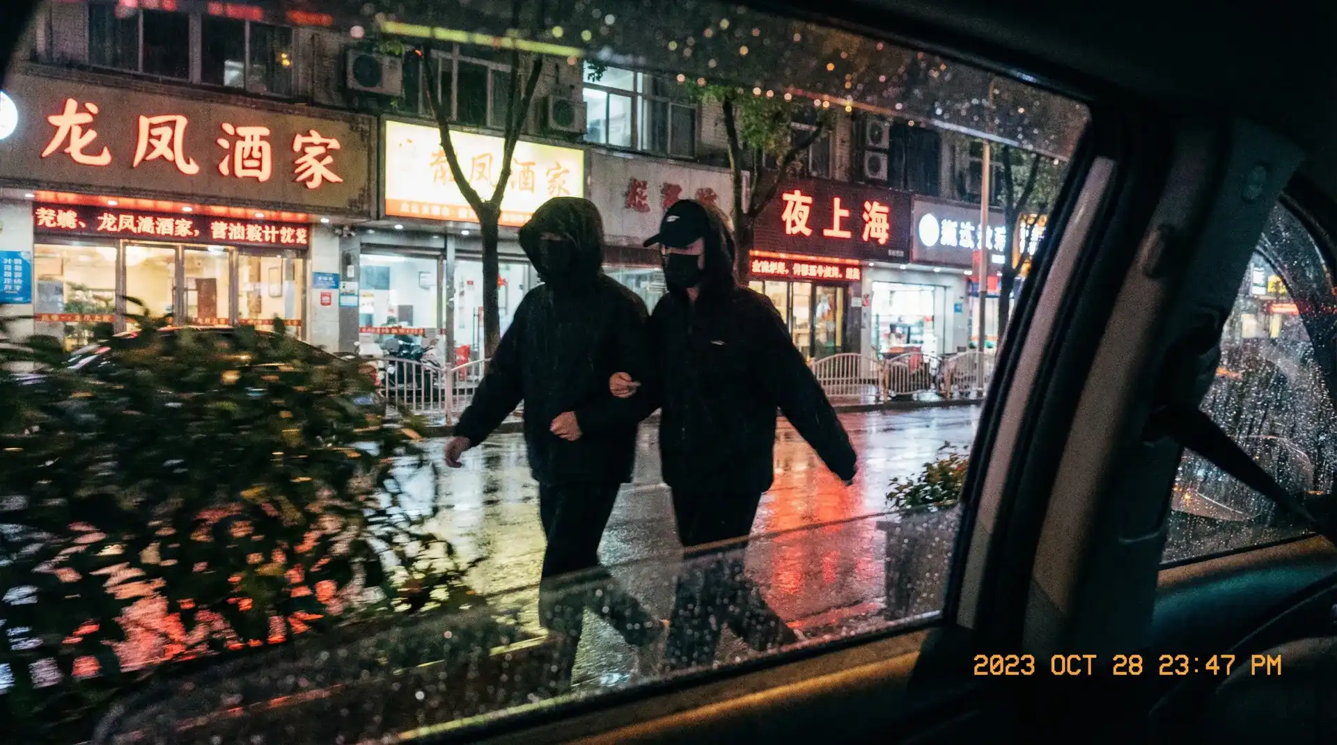 谈球吧娱乐 - 顶流明星深夜密会现场抓拍照片
